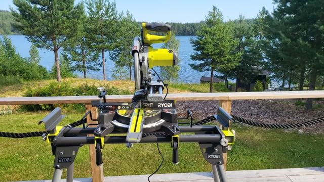 Ryobi EMS254L Katkaisu- ja jiirisaha kokoontaittuvalla jiirisahapöydällä