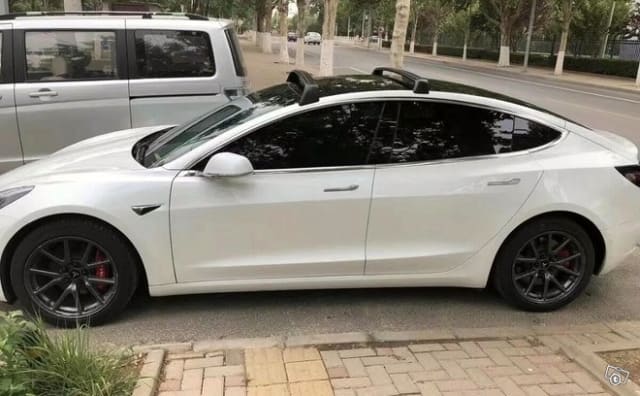 Tesla M3 tai MY kattokaiteet
