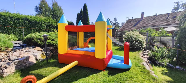 Pomppulinna pallomerellä (ulko tai sisä)