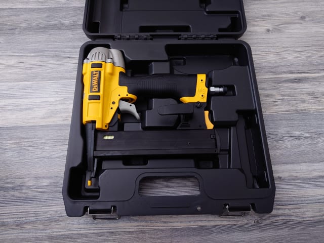 DeWalt hakasnaulain