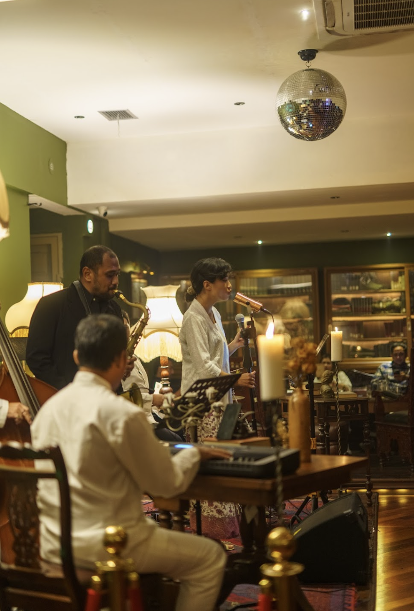 Monday in Delay — Societeit de Harmonie