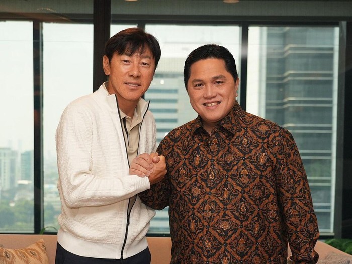 Senangnya Erick Thohir Ketemu Shin Tae-yong Lagi  Baca artikel sepakbola,