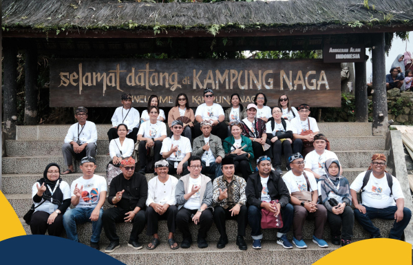 Kunjungi Kampung Naga, Delegasi Konferensi Internasional Menyaksikan Langsung Praktik Terbaik Pendaftaran Tanah Ulayat di Indonesia