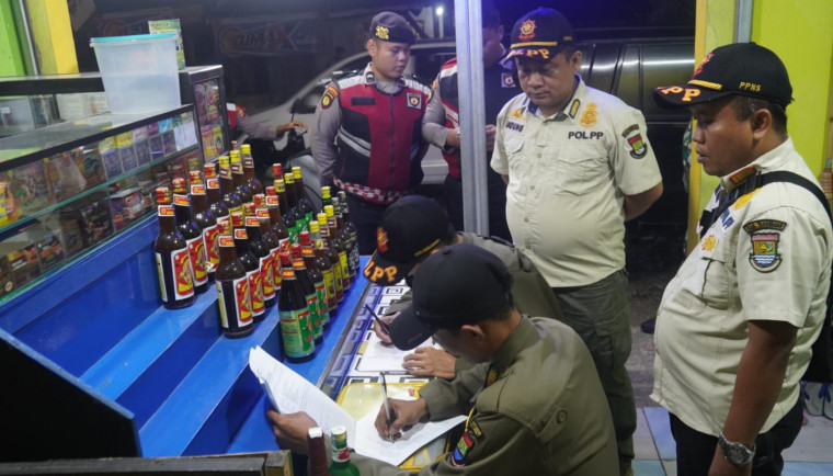Satpol PP Kabupaten Tangerang Sita Puluhan Botol Minuman Keras dari Warung Jamu