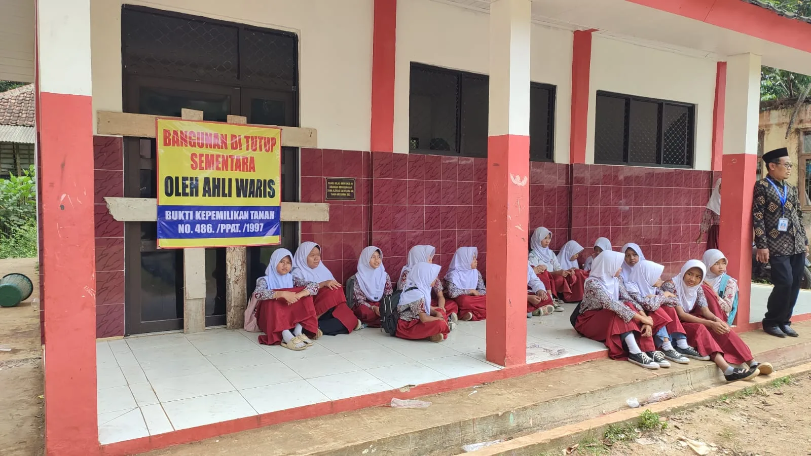Ruang Kelas Disegel, Siswa SDN Senangsari Belajar di Teras Sekolah