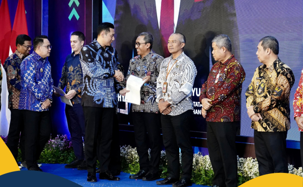 Serahkan Sertipikat Tanah Elektronik di Jawa Timur, Menteri AHY: Sertipikasi Elektronik Cegah Terjadinya Pungli