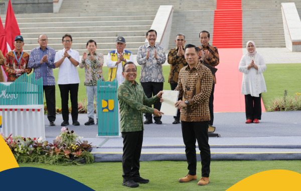 Disaksikan Presiden Jokowi, Menteri AHY Serahkan Sertipikat Tanah Elektronik Hak Pakai untuk Istana Negara dan Istana Garuda di IKN