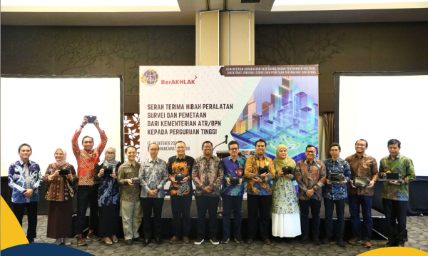 Perluas Kolaborasi dengan Akademisi, Kementerian ATR/BPN Laksanakan Penandatangan Kerja Sama dan Serah Terima Hibah Peralatan Survei dan Pemetaan