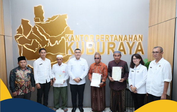 Kunjungi Kantah Kabupaten Kubu Raya, Wamen ATR/Waka BPN Serahkan Tiga Sertipikat Wakaf