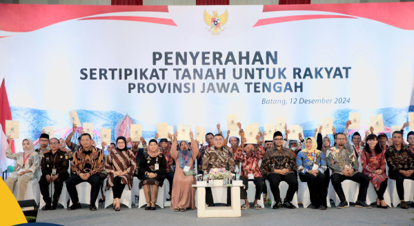 Serahkan 1.571 Sertipikat Elektronik di Kabupaten Batang, Wamen Ossy: Bentuk Komitmen Tingkatkan Layanan Pertanahan