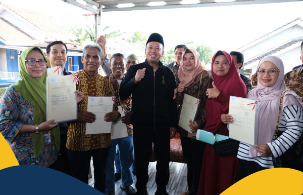 Serahkan Sertipikat Elektronik ke Rumah Warga Manggar Kota Balikpapan, Menteri Nusron Pastikan Tidak Ada Hambatan pada PTSL