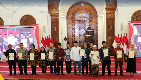 Serahkan 1.334 Sertipikat se-Banten, Menteri Nusron Komitmen Tingkatkan Sertipikasi Tanah Wakaf dan Rumah Ibadah