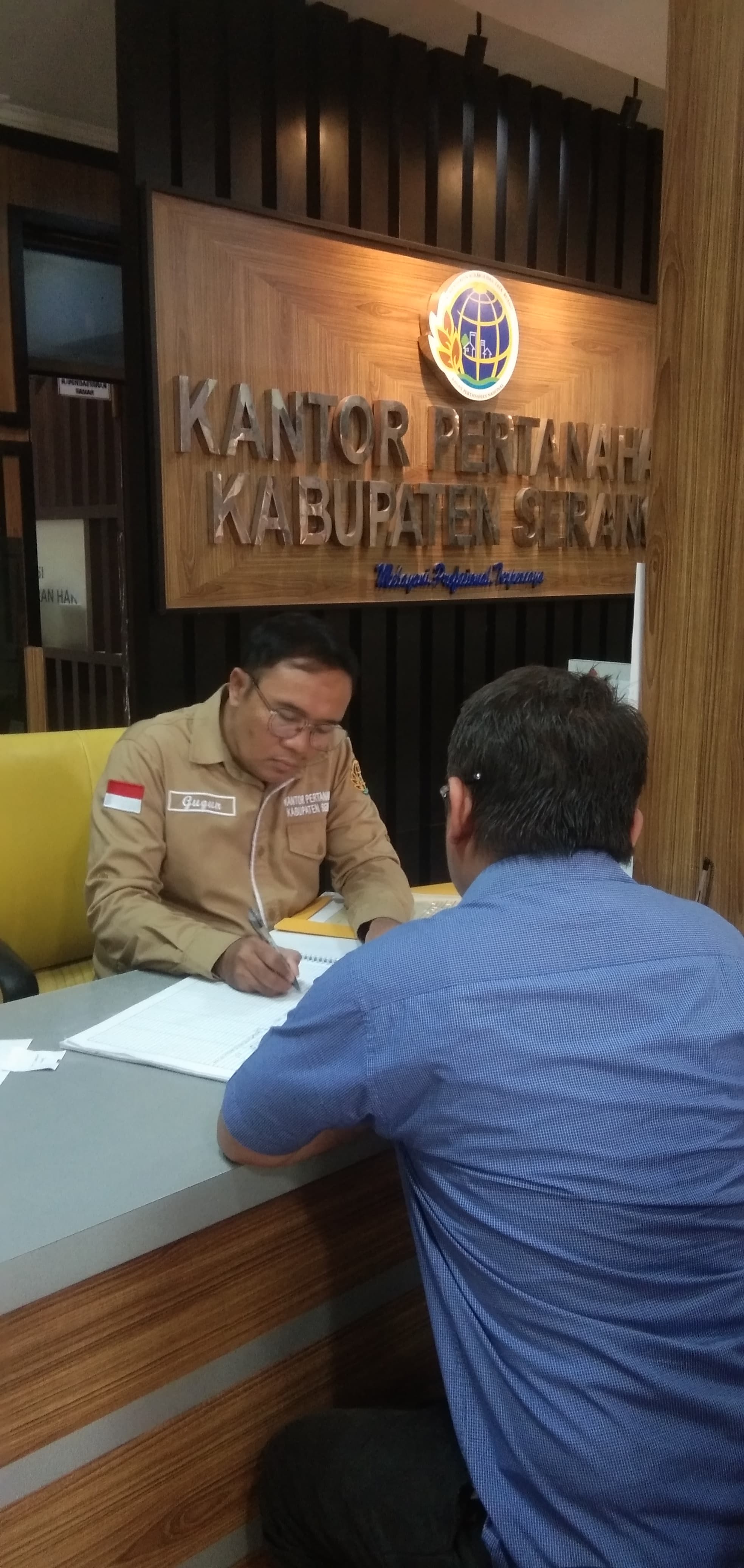 Kantor Pertanahan Kabupaten Serang pagi tadi membuka layanan PELATARAN (Pelayanan Pertanahan Akhir Pekan) yang dibuka mulai pukul: 08.00-12.00 WIB.  Pelayanan tanah akhir pekan ini khusus untuk pemohon langsung/tanpa kuasa.  Yukk urus sertipikatmu sendiri. Berikut kegiatan Pelataran pada Sabtu, 22 Maret 2025.