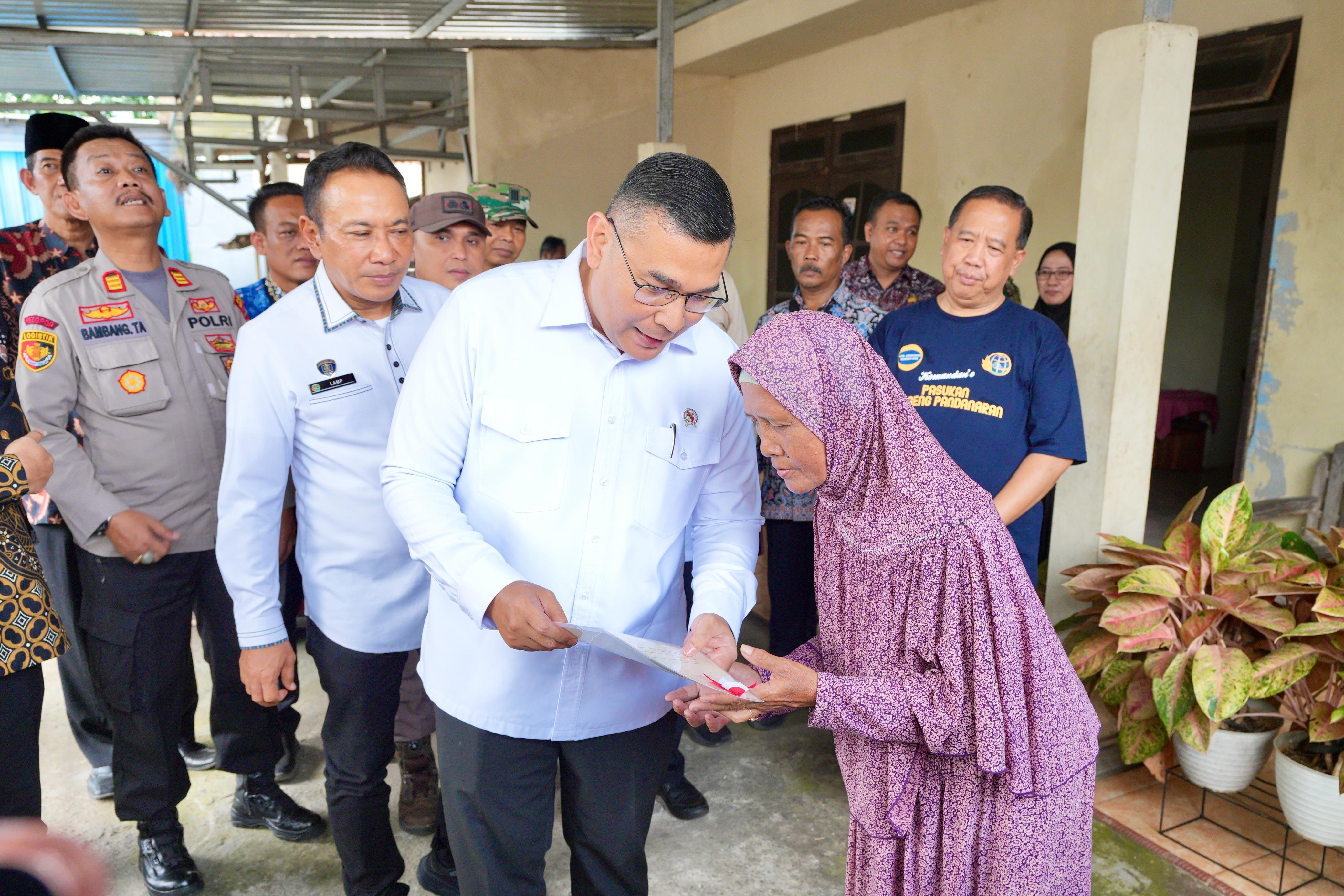 Serahkan Sertipikat Elektronik Door to Door di Semarang, Wamen Ossy Tekankan Soal Keamanan dan Kemudahan Akses