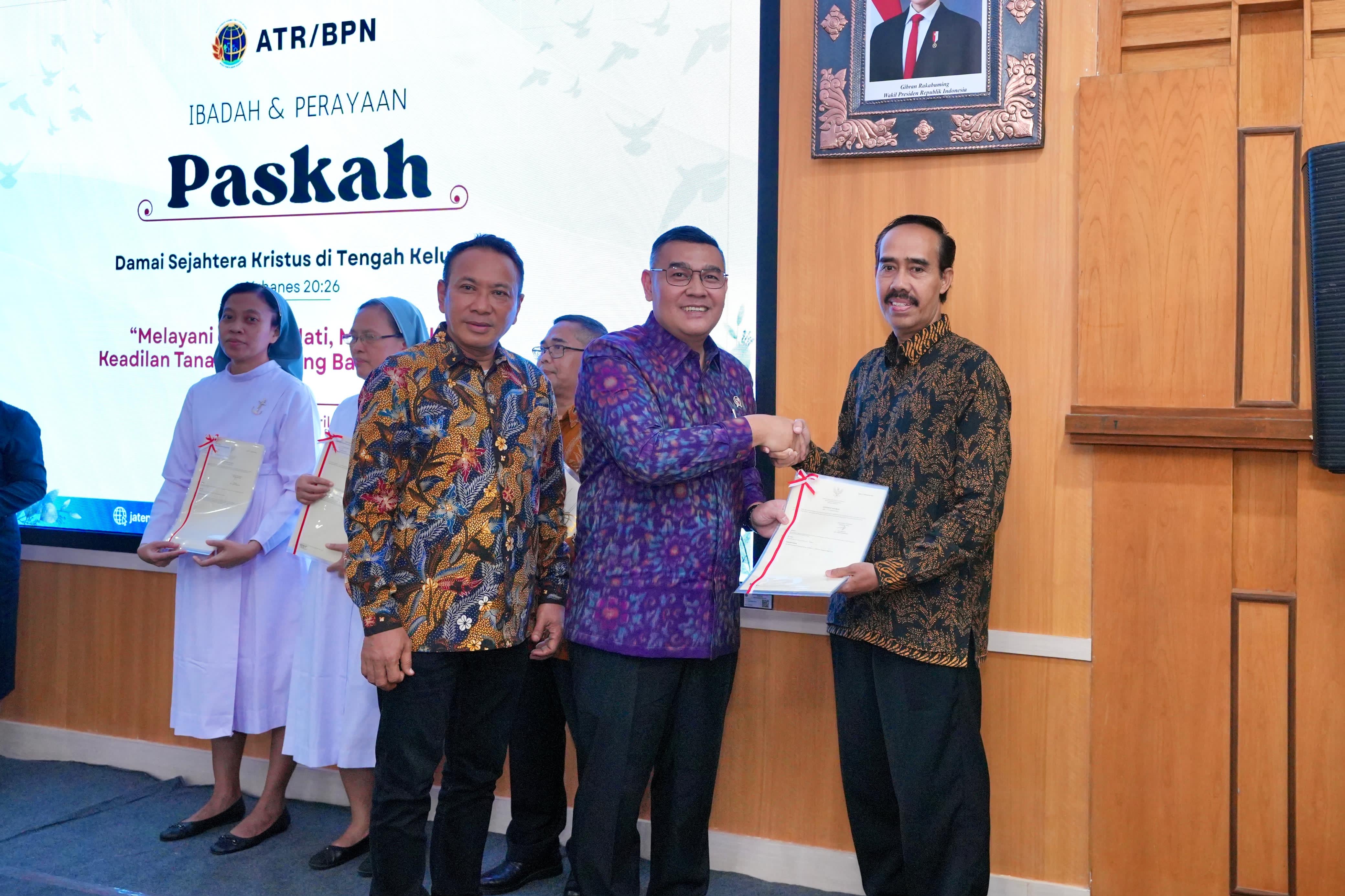 Beri Kejelasan Status Tanah di Momen Paskah, Wamen Ossy Serahkan Sertipikat Gereja yang Berdiri sejak 1853 di Kudus