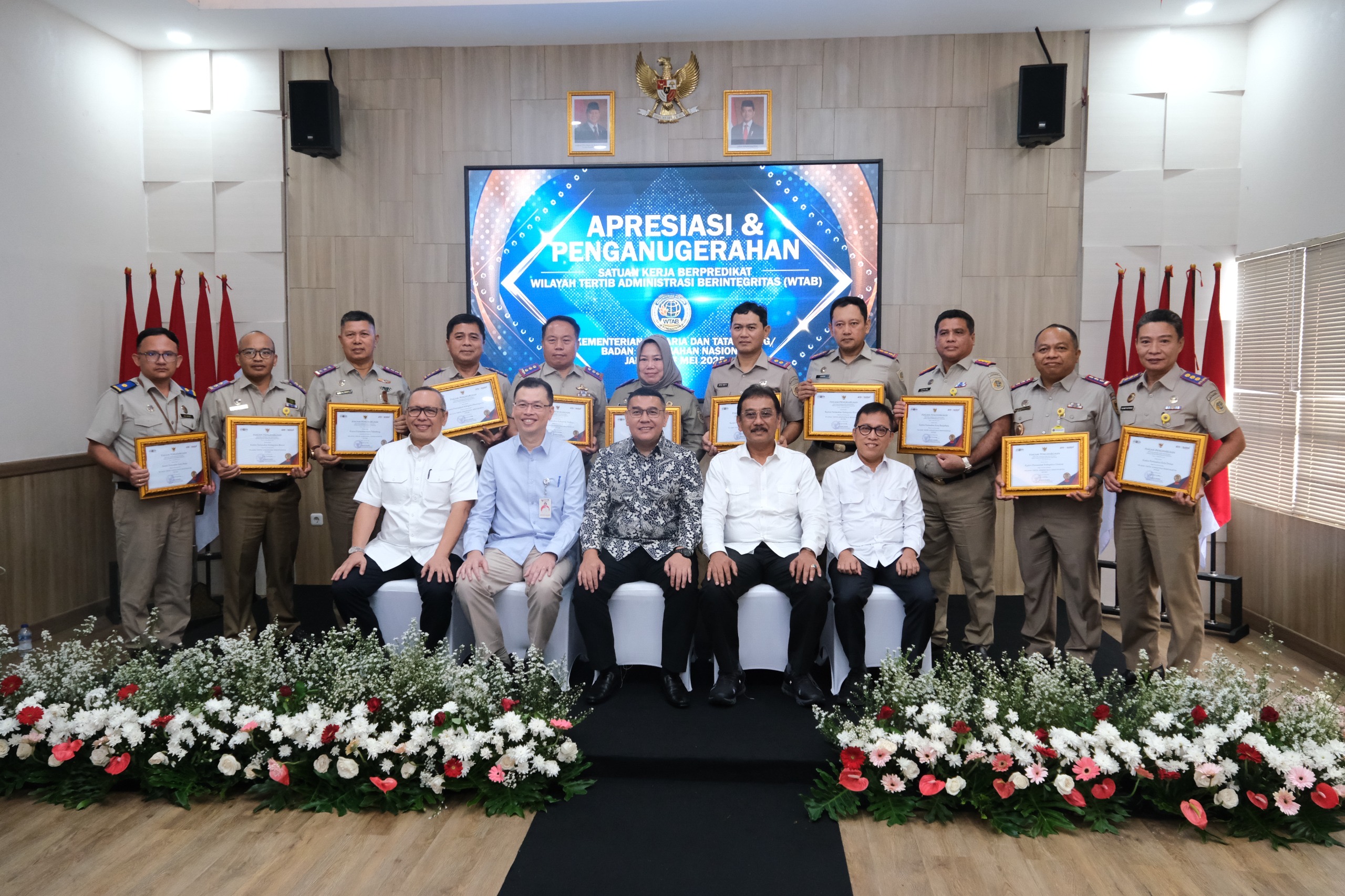 Anugerahkan WTAB ke 11 Kantor Pertanahan, Wamen Ossy Tegaskan Arah Birokrasi Kementerian ATR/BPN yang Bersih dan Berintegritas