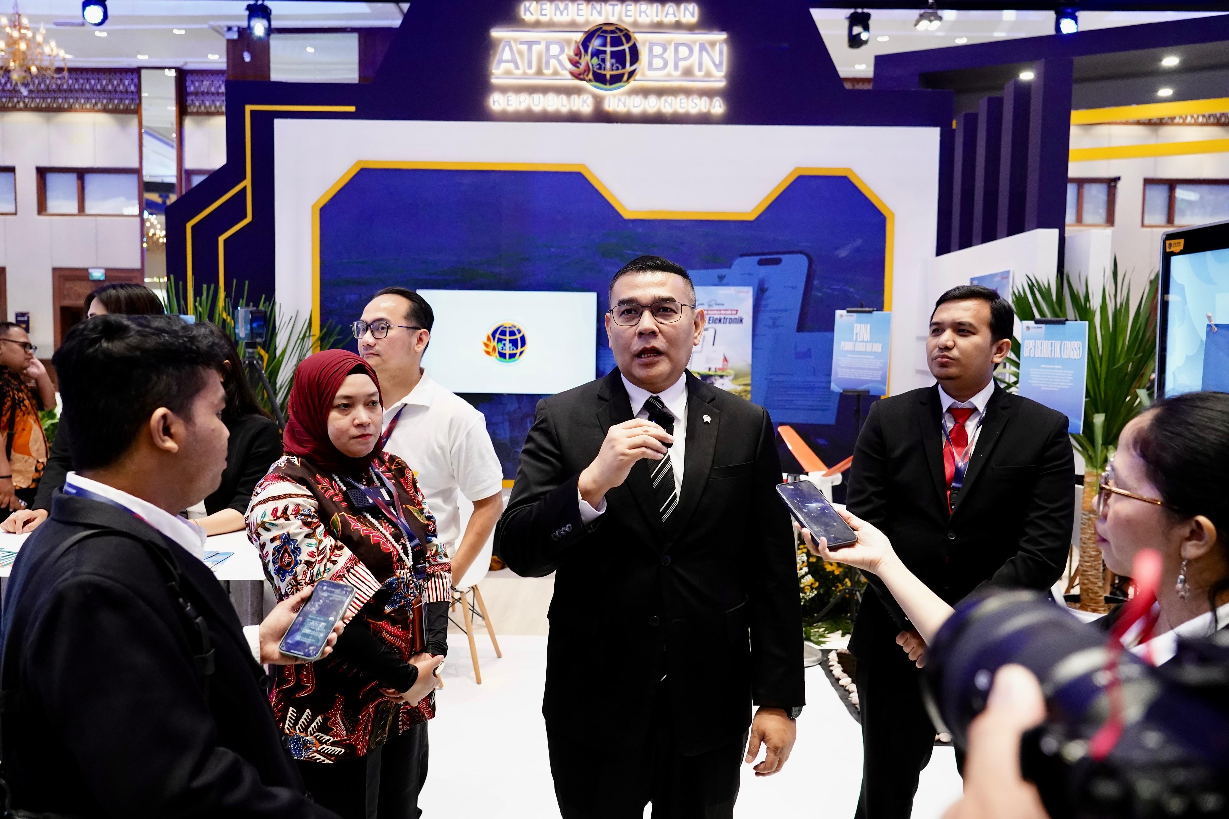 Wamen Ossy Tinjau Booth Kementerian ATR/BPN di ICI 2025, Perkenalkan Peran Strategis dalam Infrastruktur