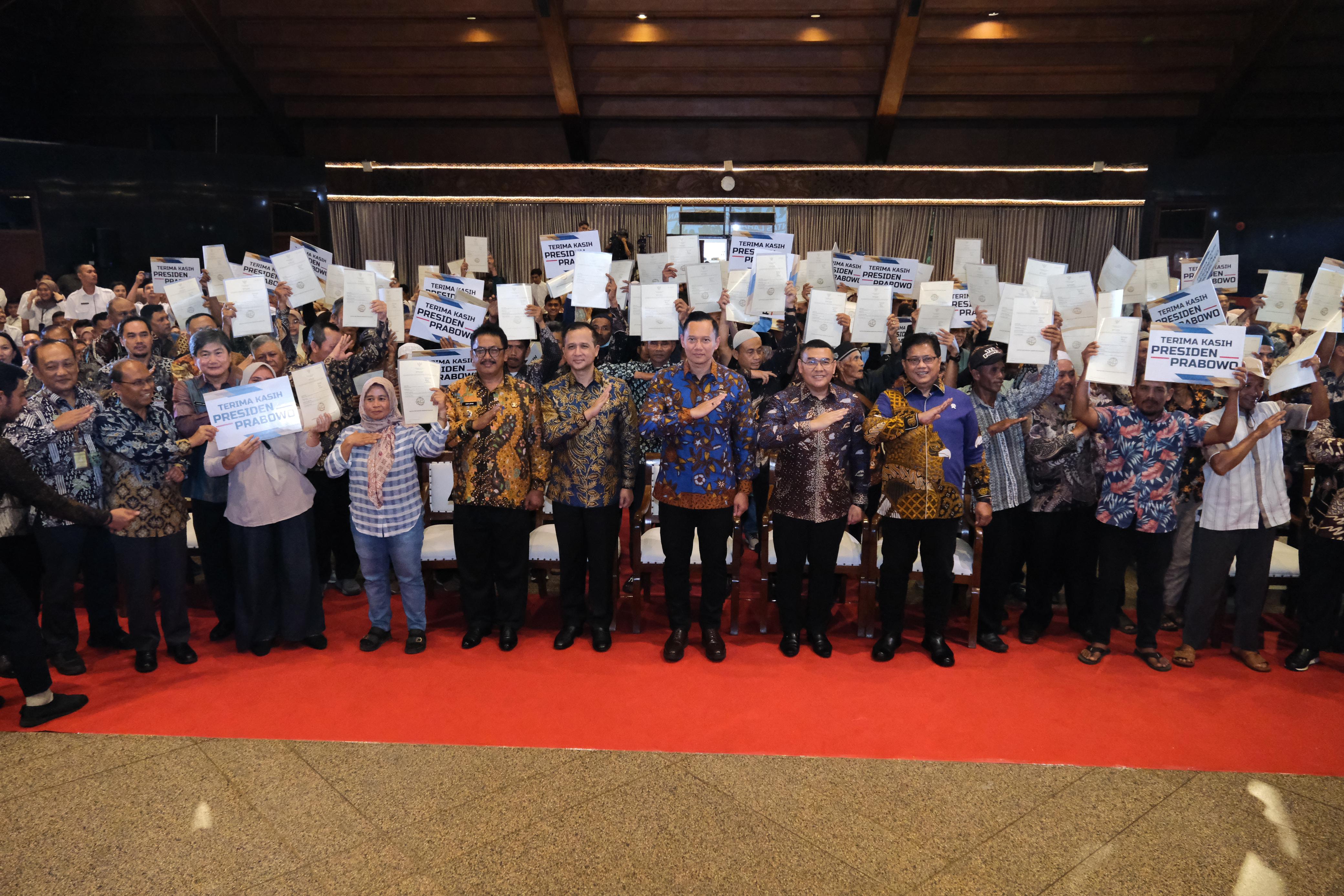 Pemerintah Serahkan 1.120 Sertipikat Tanah untuk Transmigran di Sukabumi, Wamen Ossy: Ini Pengakuan Negara