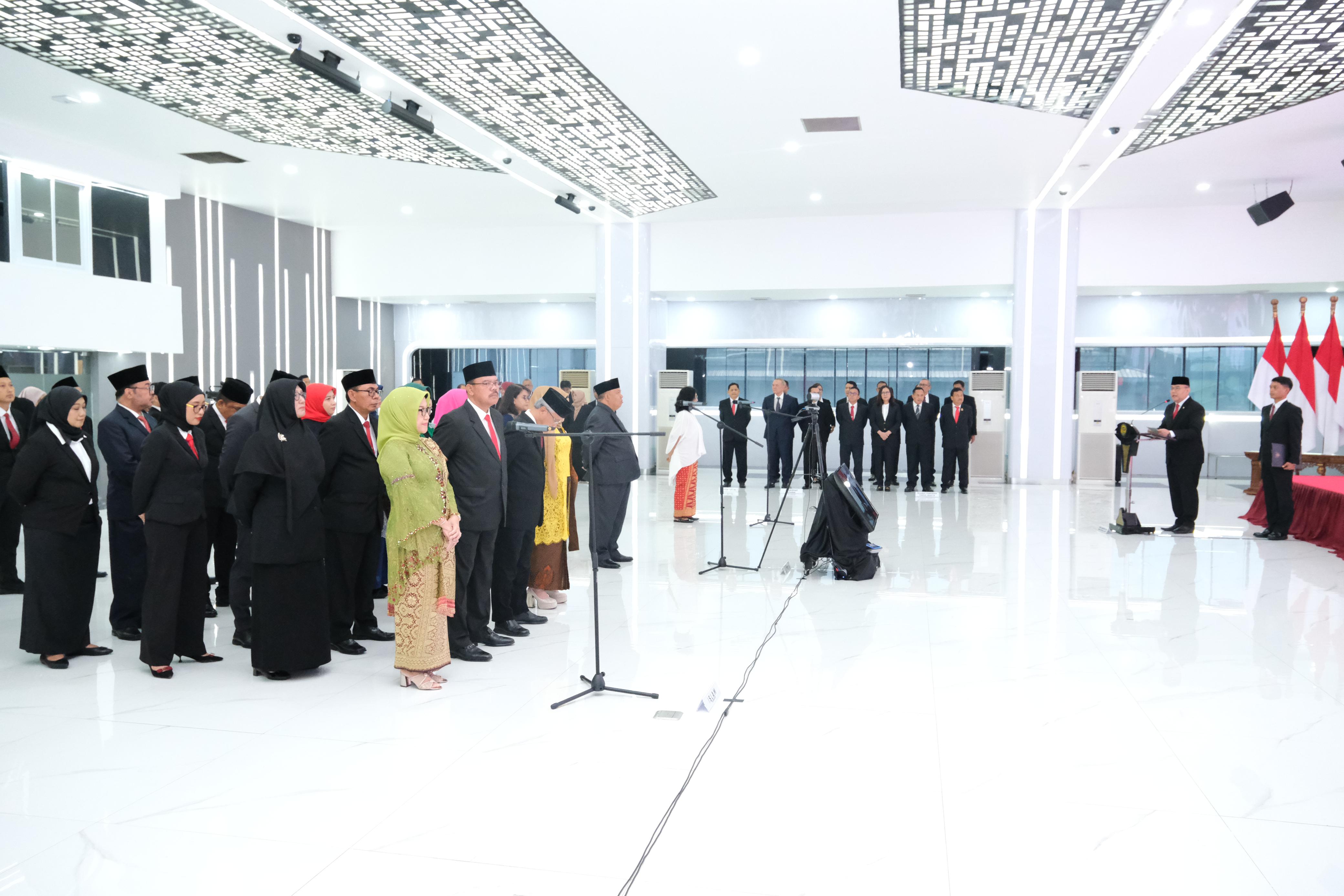 Lantik Pejabat Struktural dan Fungsional, Wamen Ossy Minta Jajaran Bekerja Adaptif terhadap Tantangan Zaman