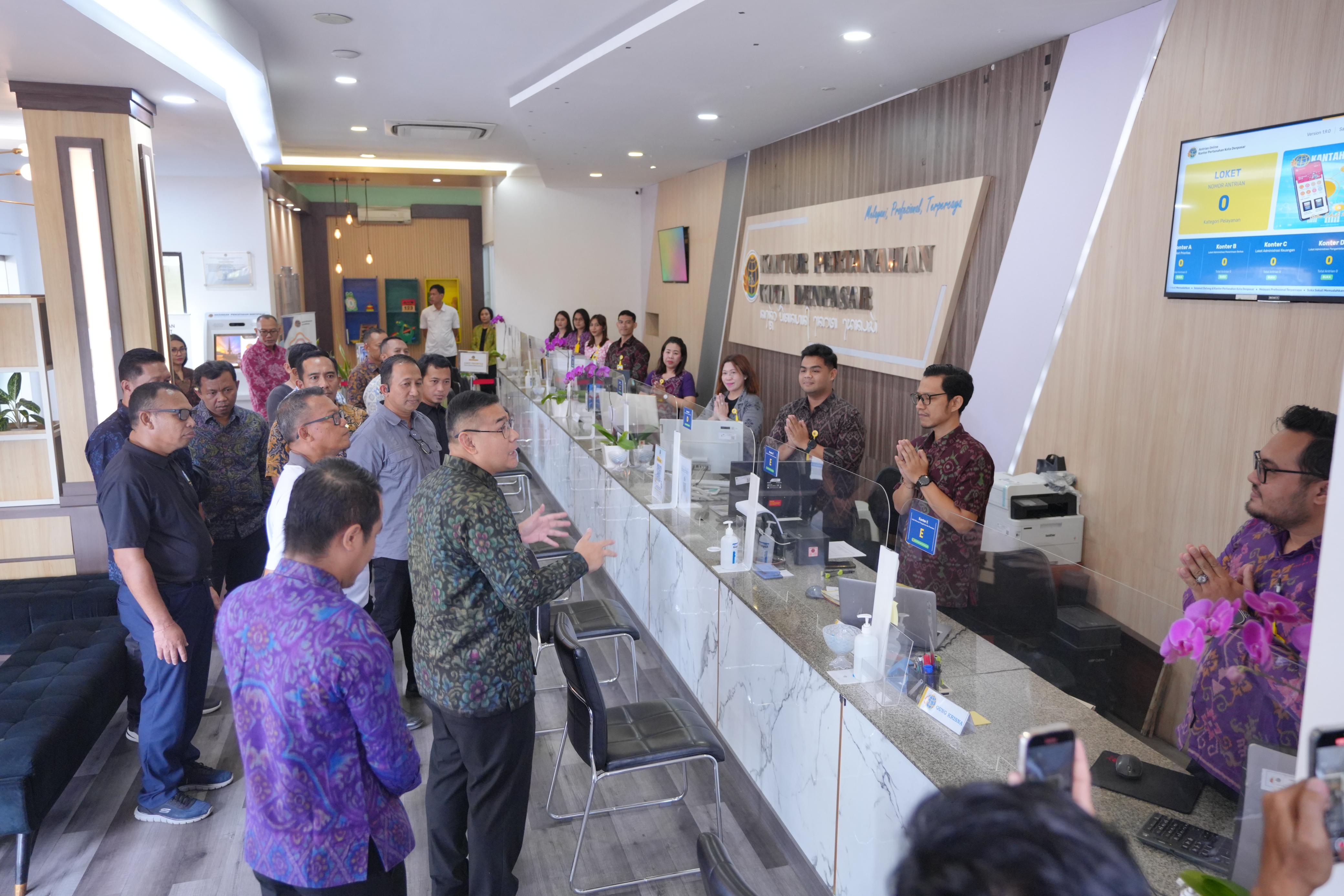 Tinjau Kantah Kota Denpasar, Wamen ATR/Waka BPN Tekankan Pentingnya Budaya Melayani