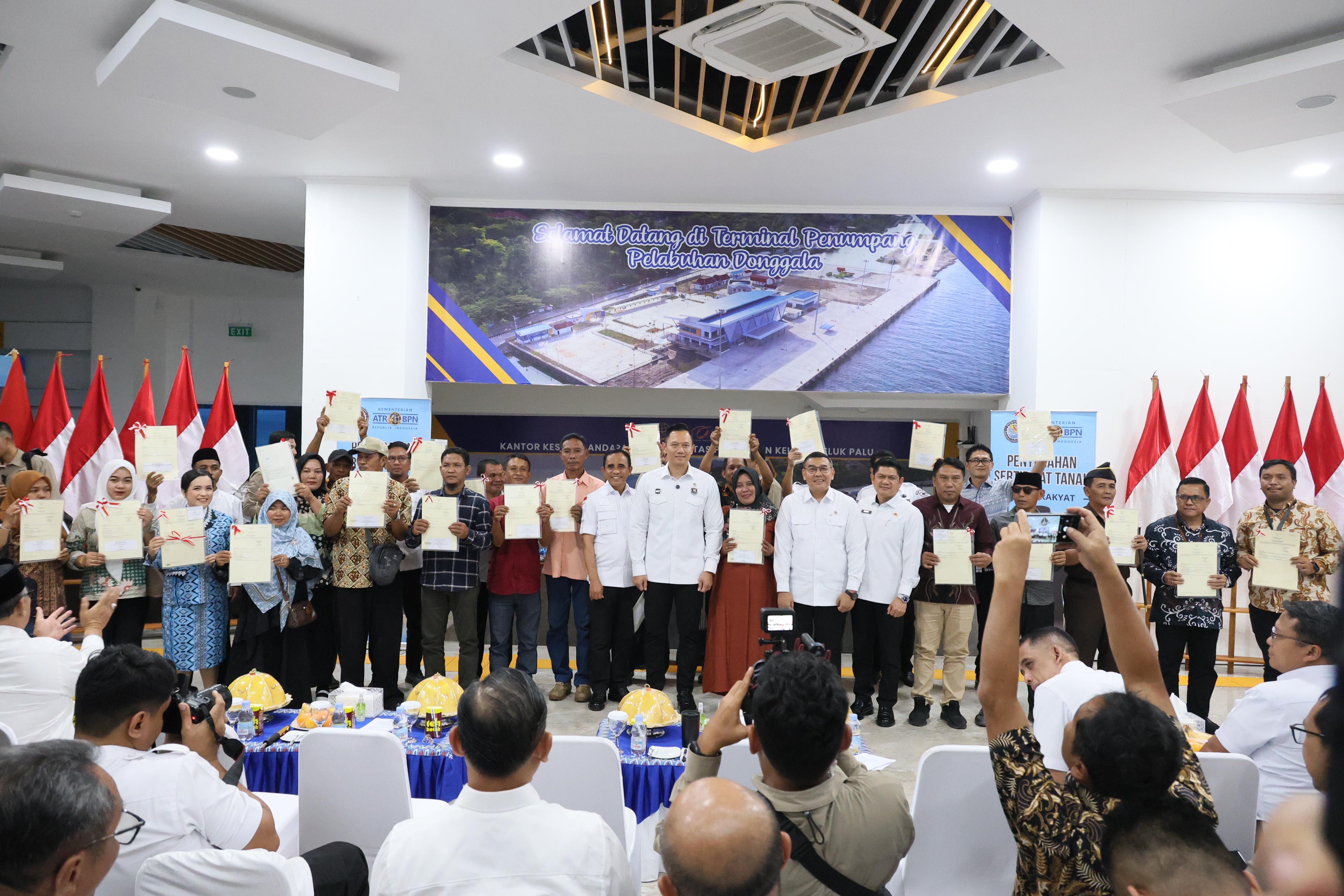 Serahkan 160 Sertipikat Tanah kepada Pemda dan Masyarakat Sulteng, Wamen Ossy Tekankan Bentuk Komitmen Negara Hadirkan Kepastian Hukum