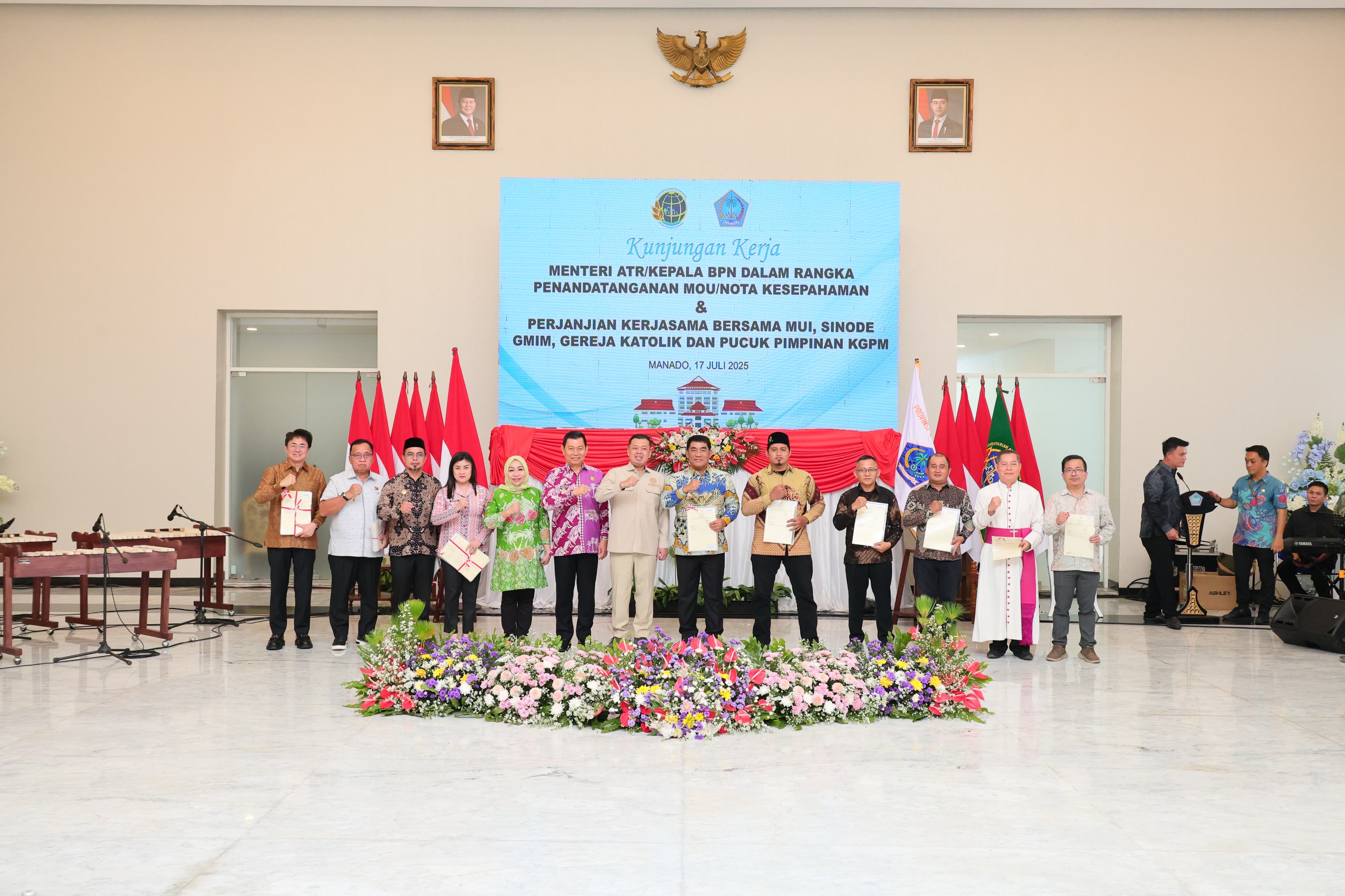 Serahkan Sertipikat di Sulut, Menteri Nusron Komitmen pada Era Presiden Prabowo PR di Bidang Pertanahan Harus Selesai