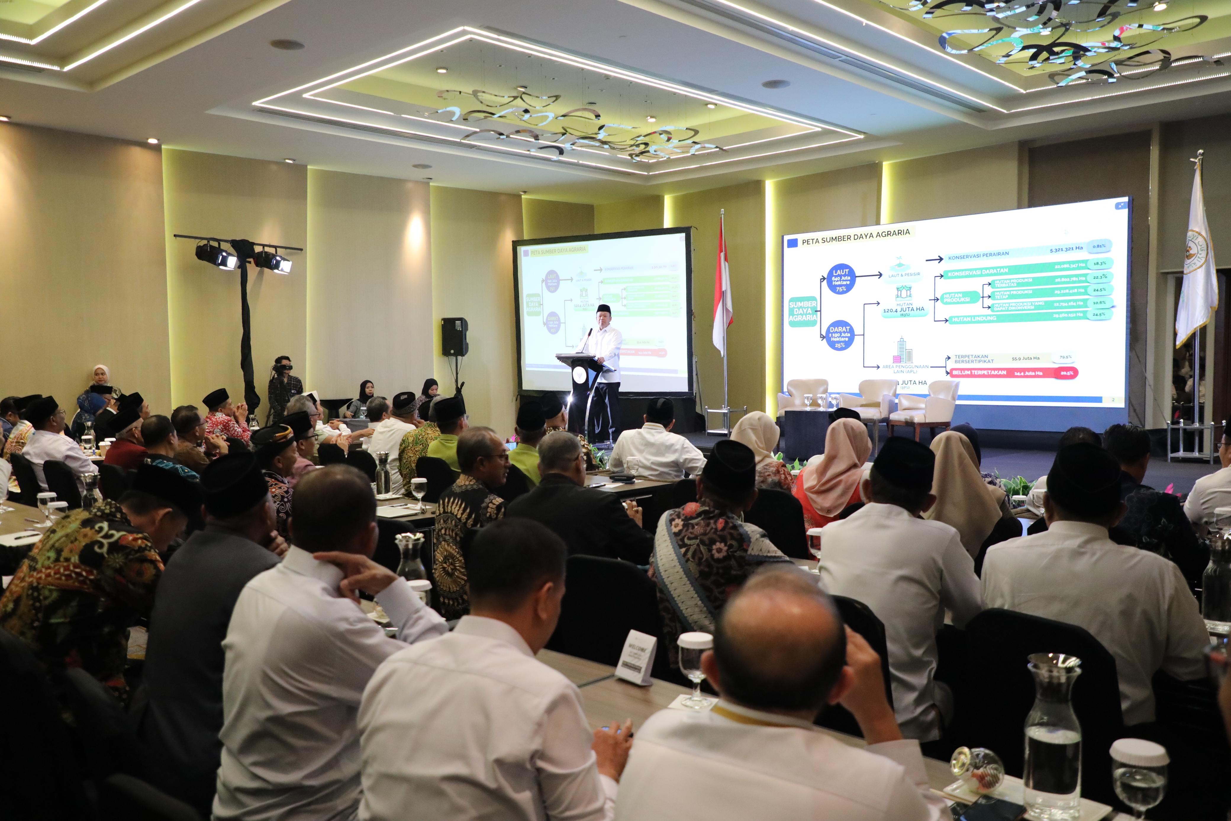 Jadi Pembicara di Rakernas BWI, Menteri Nusron Tegaskan Target Sertipikasi Wakaf hingga 2028