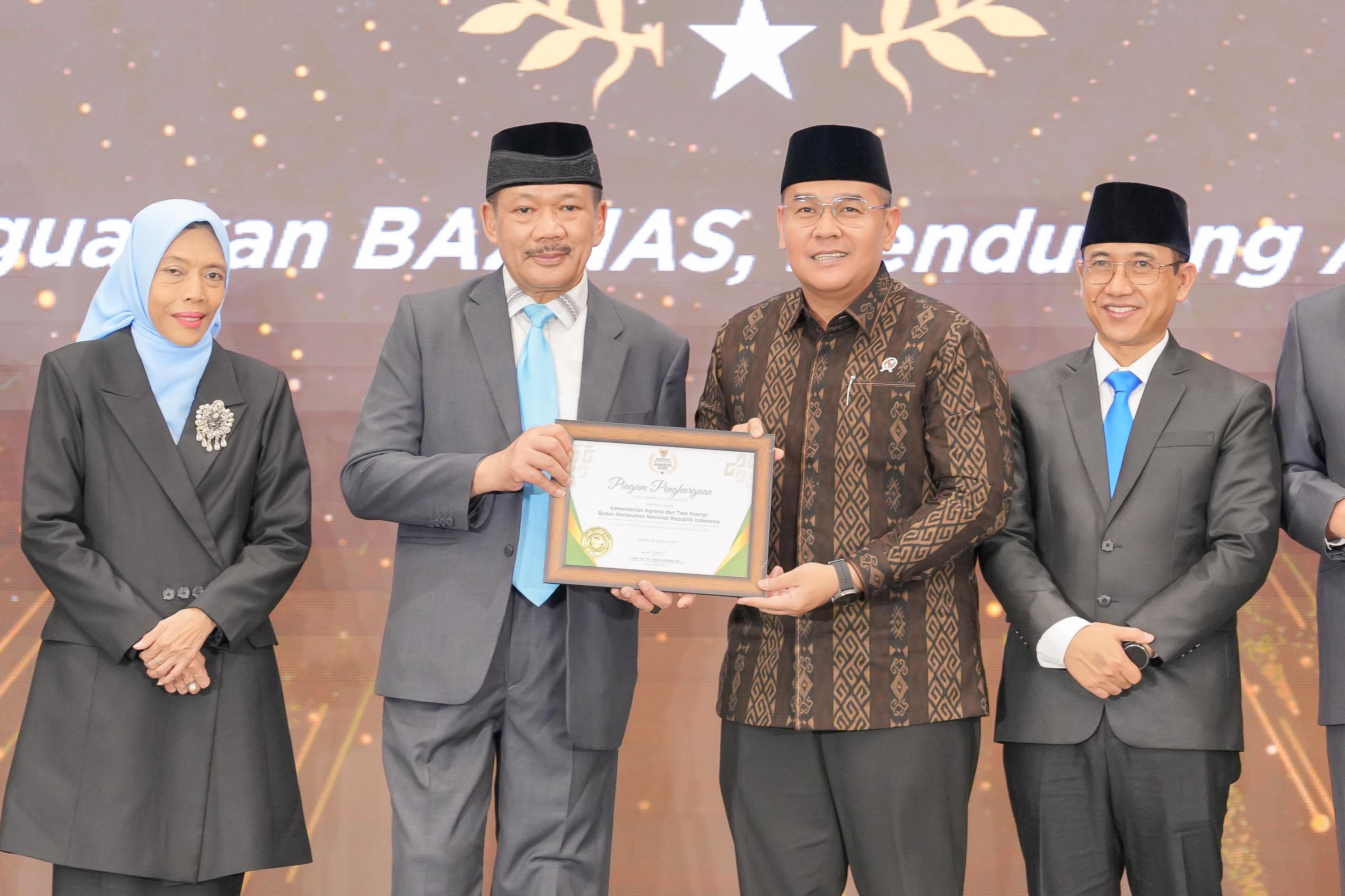Wamen Ossy Terima Penghargaan Baznas Award 2025