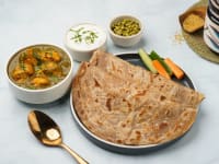 Palak chicken millet paratha meal