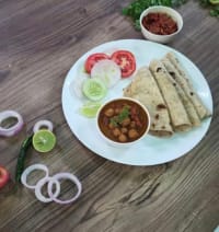 Chole Masala, Butter Roti (5 Pcs), Salad & Lahsun Chutney