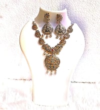 "Stunning Gold-Plated Necklace Set with Intricate Floral Design and Pearl Accents"