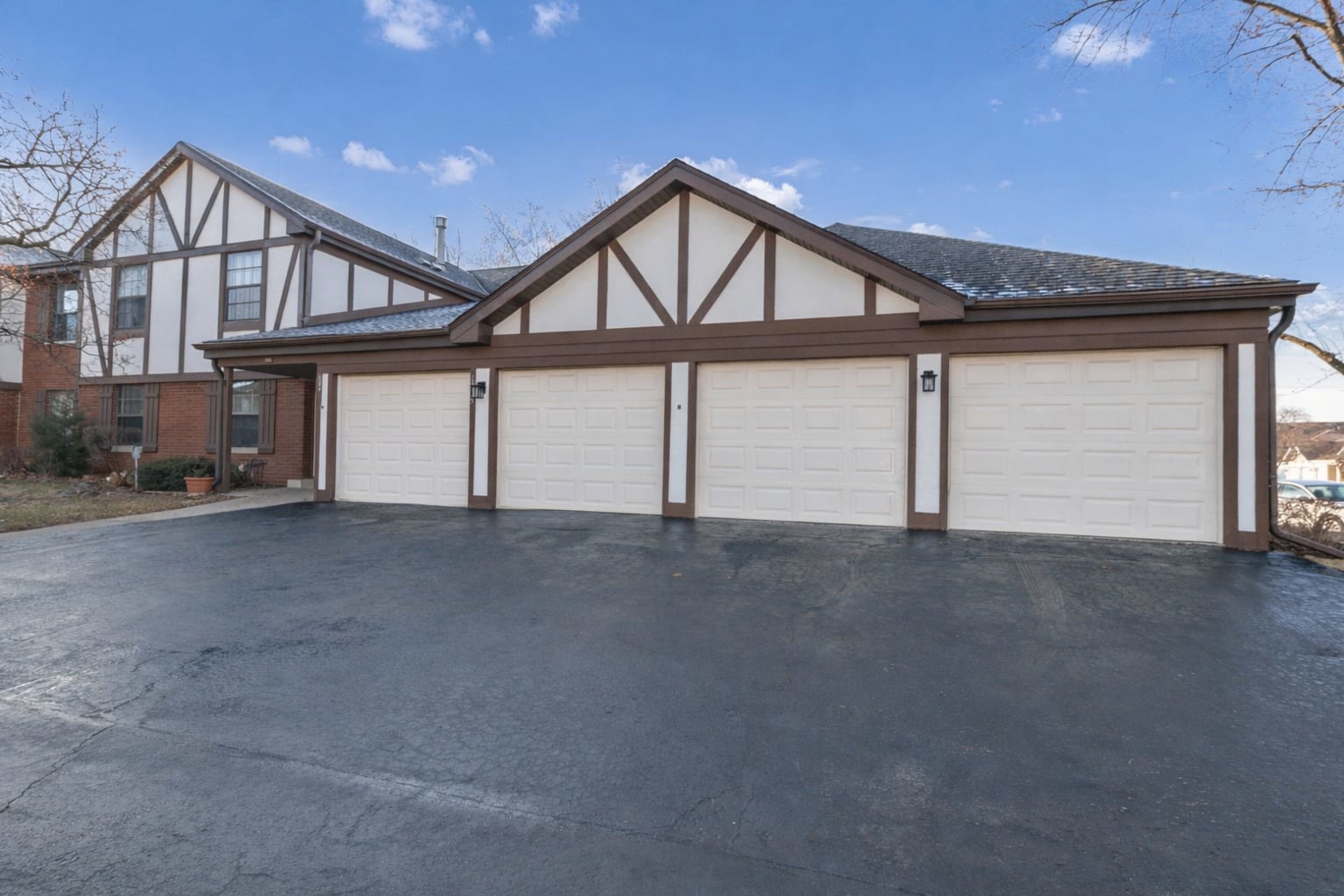 1325 Williamsburg Drive, Schaumburg