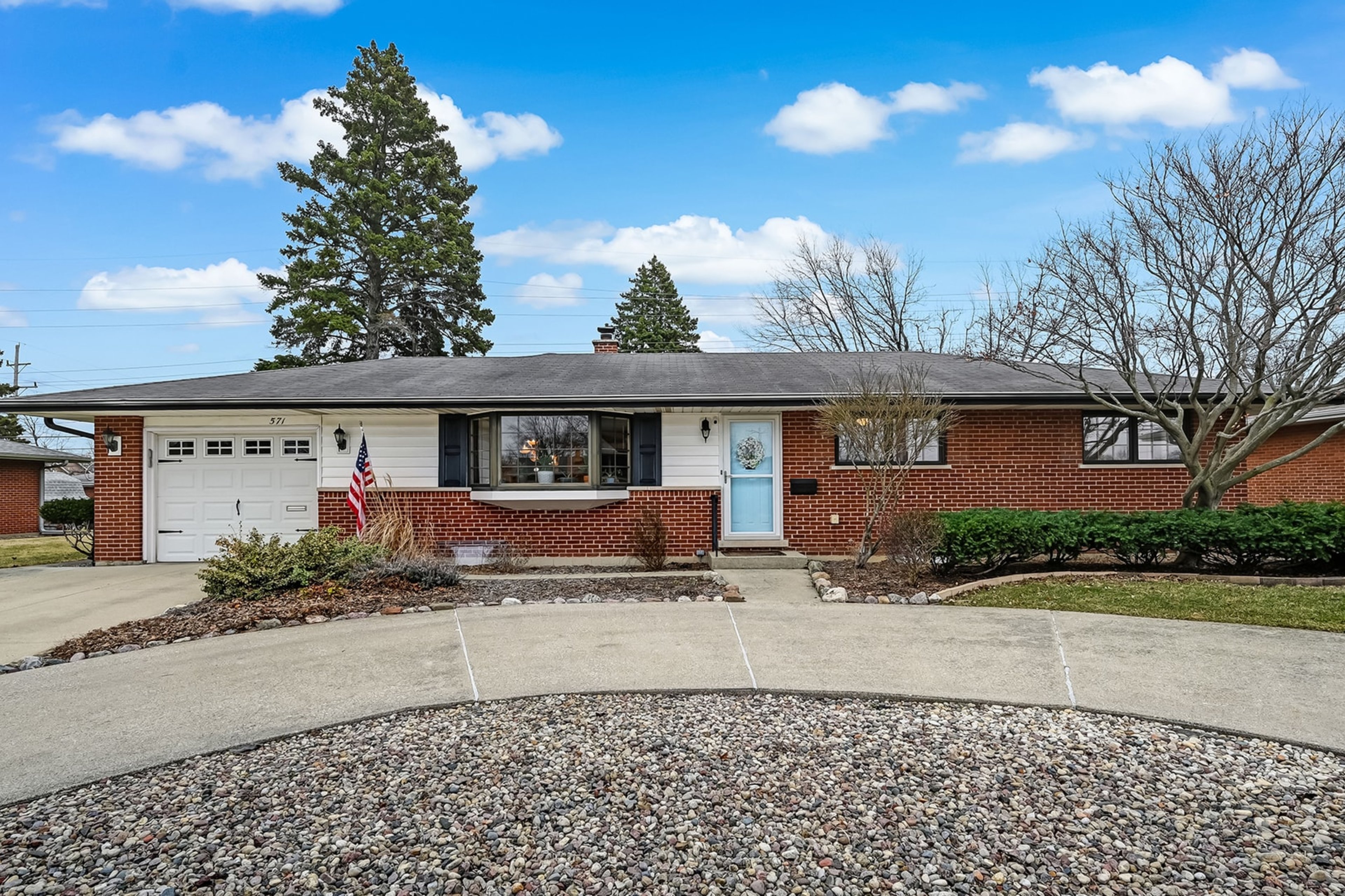 571 Dara James Road, Des Plaines