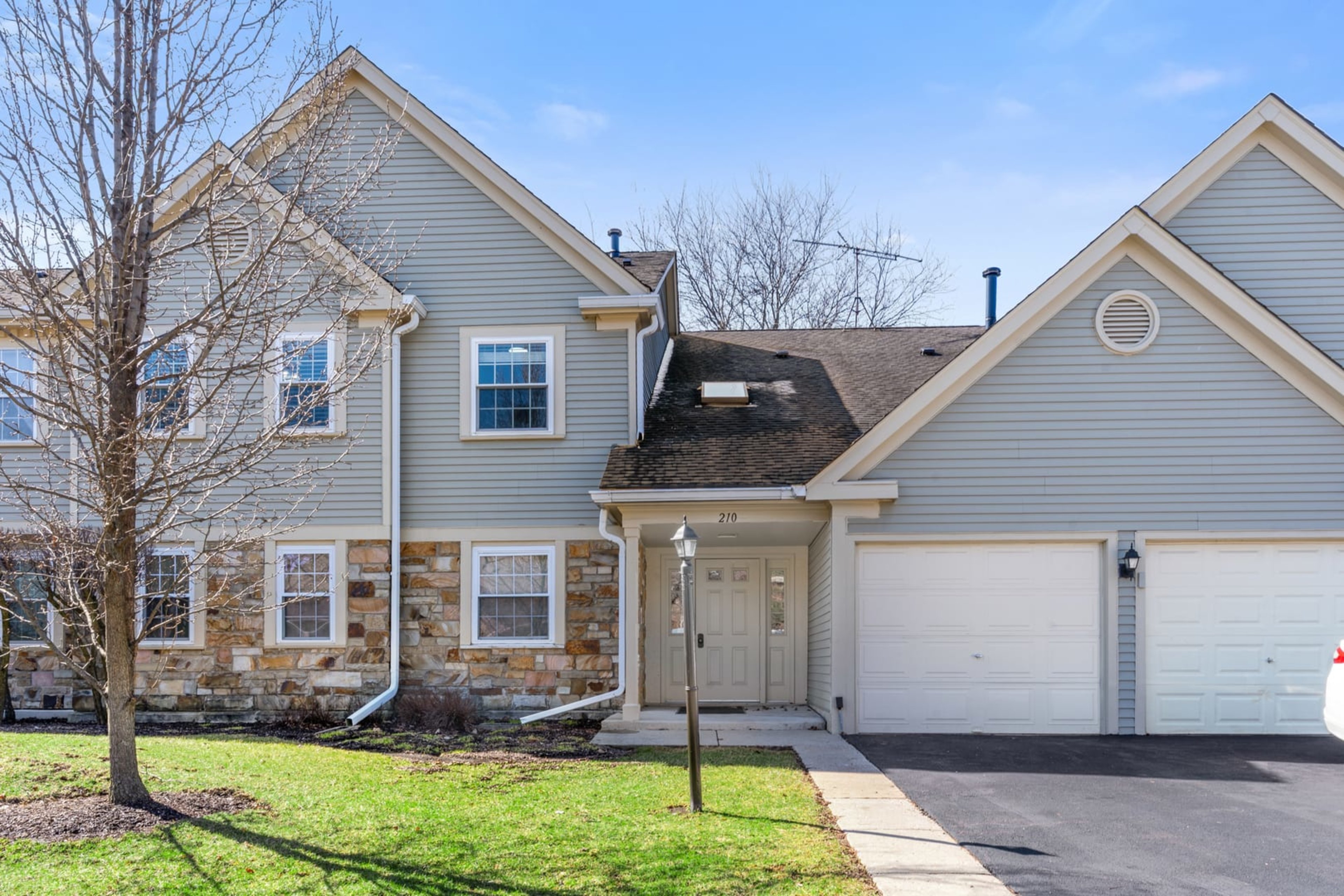 210 Dublin Lane, Schaumburg