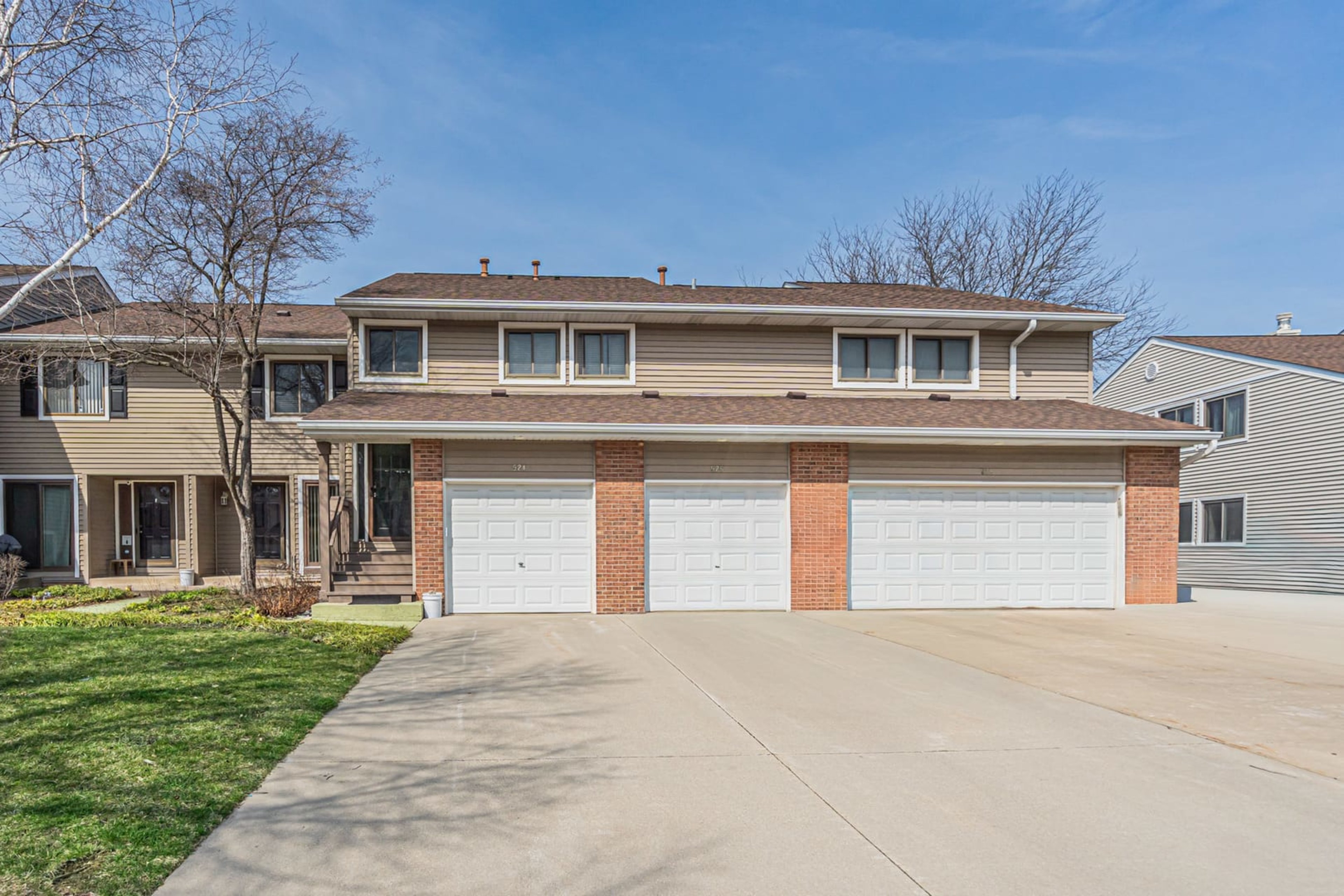 924 Hidden Lake Drive, Buffalo Grove