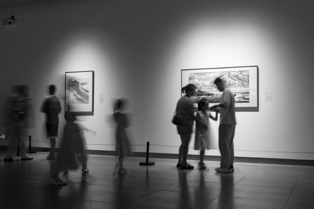Sebuah keluarga menikmati pameran bersama. Galeri menjadi ruang publik yang merekatkan kembali ikatan sosial. 