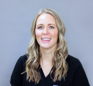 Dr. Carly Brown, dentiste, Village Lane Dental Centre - Photo portrait