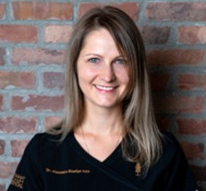 Dr. Alexandra Montian, dentiste, Pleasant Valley Dental - Photo portrait