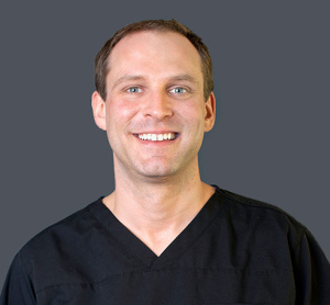 Dr. Tyler Onishenko, dentiste, Circle Drive & 8th Street Dental - Photo portrait