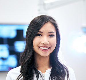 Dr. Jennifer Qing, dentiste, Garrison Woods Dental - Photo portrait