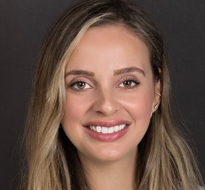 Dr. Ana Carolina Ferreira, dentiste, Creditview Dental - Photo portrait