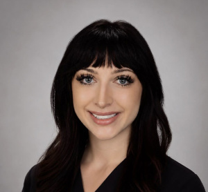 Dre Hanna Czinkota, dentiste, Aspen Dental - Dr. Chris Geradts - Photo portrait