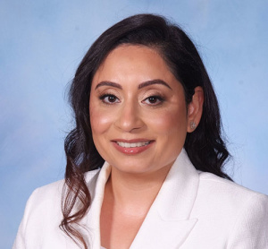 Dr. Gurpreet Bhatia, dentiste, Clayburn Dental - Photo portrait
