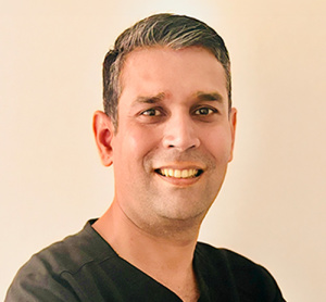 Dr. Paras Sachdeva, dentiste, Omega Dental - Photo portrait