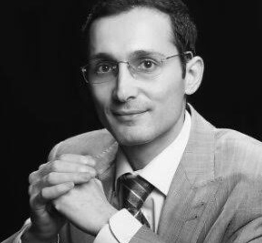 Dr. Farnad Rezaie, Dentist in Accent Dental - Portrait Photo