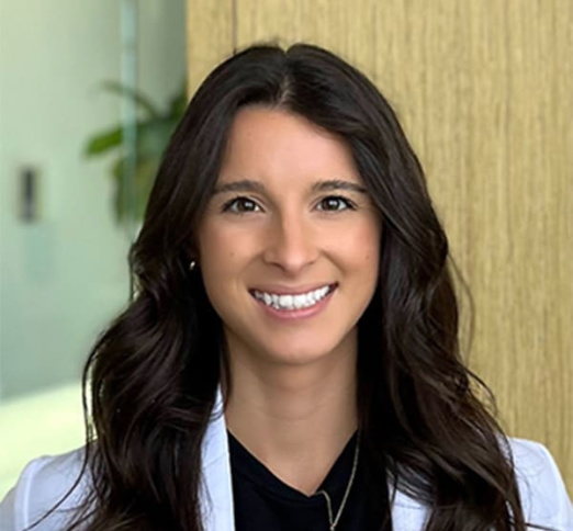 Dr. Chloé Ayotte, Dentist in Aura Clinique Dentaire Élite - Portrait Photo