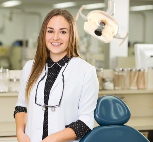 Dr. Stephanie-Sarah Pouliot, Dentist in Clinique Dentaire Samuel Holland - Portrait Photo