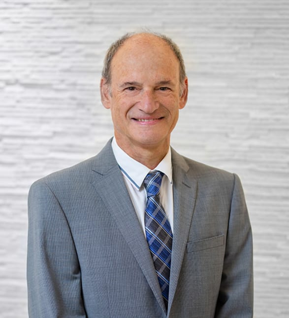 Dr. Tom Neuman, Dentist in Centre Dentaire Jardins Dorval - Portrait Photo