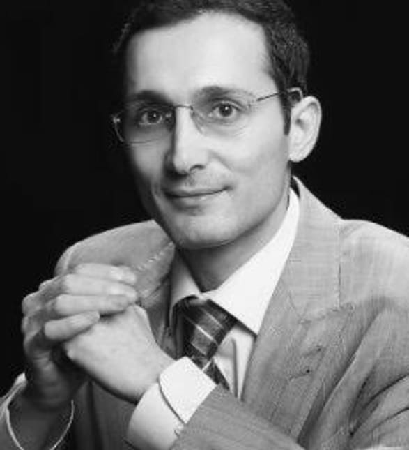 Dr. Farnad Rezaie, Dentist in Accent Dental - Portrait Photo