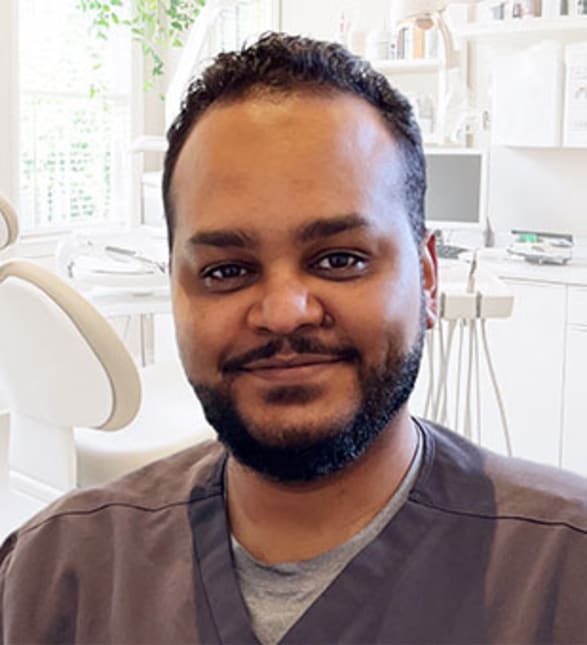 Dr. Salah Hashim, Dentist in Hollinger Dental Group - Portrait Photo